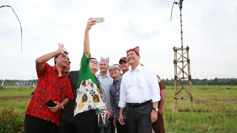 Tinjau Bandara Banyuwangi, Luhut dan Sri Mulyani Sempatkan Selfie Tinjau Bandara Banyuwangi, Luhut dan Sri Mulyani Sempatkan Selfie