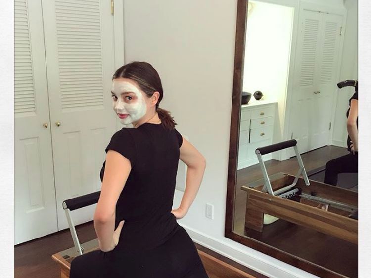 Foto: Hidup Sehat, Miranda Kerr Tetap Olahraga di Mana Pun!