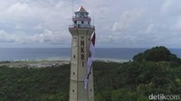 Salah satu ikon yang layak dikunjungi para turis adalah menara mercusuar NKRI yang tingginya 45 meter, dengan diameter 9 meter. 