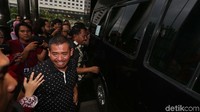 Para pendukung Wali Kota Kota Kendari Adriatma Dwi Putra dan  ayahnya Asrun nampak menjerit histeris.