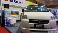 Suzuki Mega Carry juga menambahkan assist grip di kedua sisi pintu sehingga membuat lebih nyaman.
