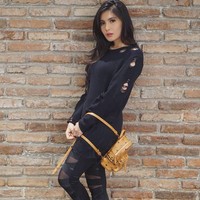 Bergaya rock & roll dengan busana serba hitam berdetail robek, Angela Lee membawa tas ransel mungil dari brand kulit ternama MCM. Harga tas seri Stark Backpack ini US$ 670. Foto: Instagram