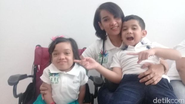 Rachel (kiri) bersama Sefrina, ibunya (tengah), dan Robi, adiknya (kanan)