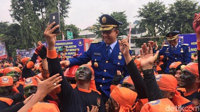 Saat Anies Dipanggul Para Pemadam di Momen Nyaris Seabad Damkar DKI