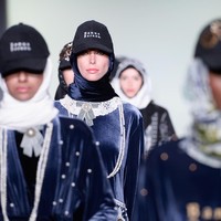Topi baseball dipadukan dengan busana Victorian ala tahun 1920-an. Topi baseball dipadukan dengan hijab berbahan lace hingga dress berkain etnik khas Kalimantan Tengah.Foto: Getty Images