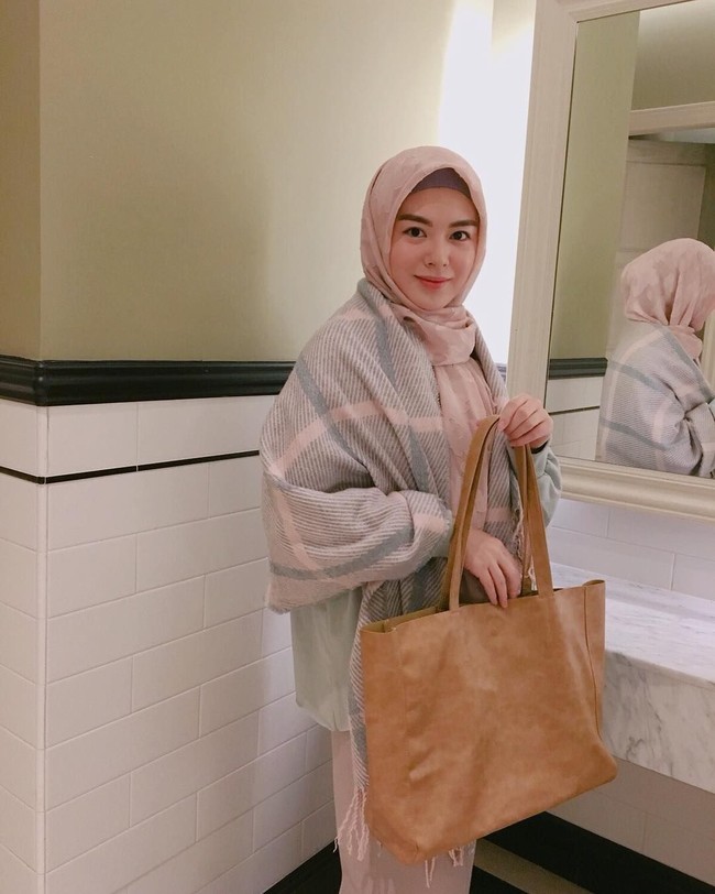 Ayana Moon sering memakai hijab segi empat motif maupun polos. Ia selalu tampil feminin dengan warna-warna lembut seperti merah muda, biru langit, khaki, dan cokelat.  Foto: Instagram Ayana Moon