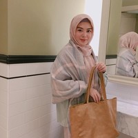 Ayana Moon sering memakai hijab segi empat motif maupun polos. Ia selalu tampil feminin dengan warna-warna lembut seperti merah muda, biru langit, khaki, dan cokelat.  Foto: Instagram Ayana Moon