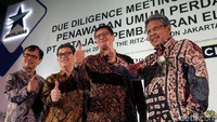 Direktur Bisnis Artajasa Anthoni Morris, Direktur Teknologi Informasi dan Operasi Artajasa Teddy Sis Herdianto, Direktur Utama Artasaja Bayu Hanantasena dan Direktur SDM dan Keuangan Nawawi berbincang usai public expose di Jakarta, Kamis (1/3).