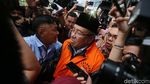 Foto: Ini Walkot Kendari dan Sang Ayah yang Dibawa ke Mobil Tahanan KPK