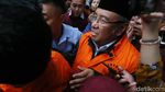 Foto: Ini Walkot Kendari dan Sang Ayah yang Dibawa ke Mobil Tahanan KPK