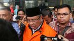 Foto: Ini Walkot Kendari dan Sang Ayah yang Dibawa ke Mobil Tahanan KPK