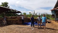 Di dalam sawmill ditemukan tumpukan kayu olahan jenis belian dan jenis kelompok meranti dengan berbagai macam ukuran. Dari hasil penghitungan sementara diperoleh hasil total kurang lebih sebanyak 5.000 batang, kata Kapolda Kalbar Irjen Didi Haryono lewat keterangan tertulisnya, Rabu (28/2/2018).