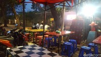 Ada cukup banyak orang yang sedang membeli makanan dan minuman di para PKL ini. Para PKL menjajakan makanan dan minuman seperti sate taican, nasi goreng, es kelapa, dan lain-lain.