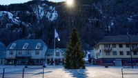Kota Rjukan sendiri dihuni oleh sekitar 3.500 penduduk. Walau sudah mendapat pantulan cahaya matahari, tetap saja suasana kotanya sedikit gelap seperti malam. Namun, masyarakatnya sudah bersyukur bisa kena cahaya matahari (ABC)
