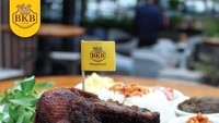 Lokasinya ada di Bendungan Hilir. Bebek BKB ini disajikan dengan beragam sambal, mulai dari sambal mangga, sambal ijo hingga sambal MK. Bebek kepahiang yang gurih makin enak disantap dengan nasi hangat, sambal dan lalapan. Foto: Istimewa