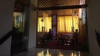 Satu per satu penduduk dibawa ke Vilina Vlas. Mereka diculik dan diperkosa di dalam gedung ini. Contohnya restoran hotel ini, dulunya jadi bekas ruang penyiksaan penduduk muslim Visegrad. (Peter Geoghegan/Twitter)