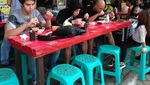 Ini Nih Gaya Ahmad Dhani Saat Makan di Warteg hingga Cicip Ketoprak!