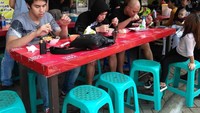 Nggak kelewatan nih makan bakso di depan Jatim Park 2, Batu. Dhani menulis favorit dan memberi jempol dua untuk bakso di sini. Jadi ngiler! Foto: Instagram ahmaddhaniprast