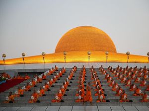 Foto: Khidmat, Umat Buddha Thailand Beri Sedekah Massal ke Biksu