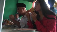 Saat mencalonkan diri jadi Calon Wakil Bupati Bekasi, Dhani dan Mulan sempat blusukan ke Pasar Setu. Merekapun mampir makan di warteg dulu. Foto: Instagram ahmaddhaniprast