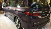 Di Indonesia, Honda Odyssey pertama kali diperkenalkan pada tahun 2005 selanjutnya pada tahun 2010 generasi keempat Honda Odyssey kembali diperkenalkan. Pada Januari 2014, generasi kelima masuk ke Tanah Air. Sedangkan pada 2018 silam, mobil ini mengalami sedikit perubahan di bagian eksterior dan interior. Bahkan mobil ini baru saja disegarkan untuk pasar Tanah Air pada Februari 2021. Berdasarkan data wholesales, sepanjang Januari - Juni 2022, Honda Odyssey terakhir kali terdistribusi pada Januari sebanyak 5 unit, sisanya tidak ada pengiriman sama sekali. (Foto: Dadan Kuswaraharja/detikcom)