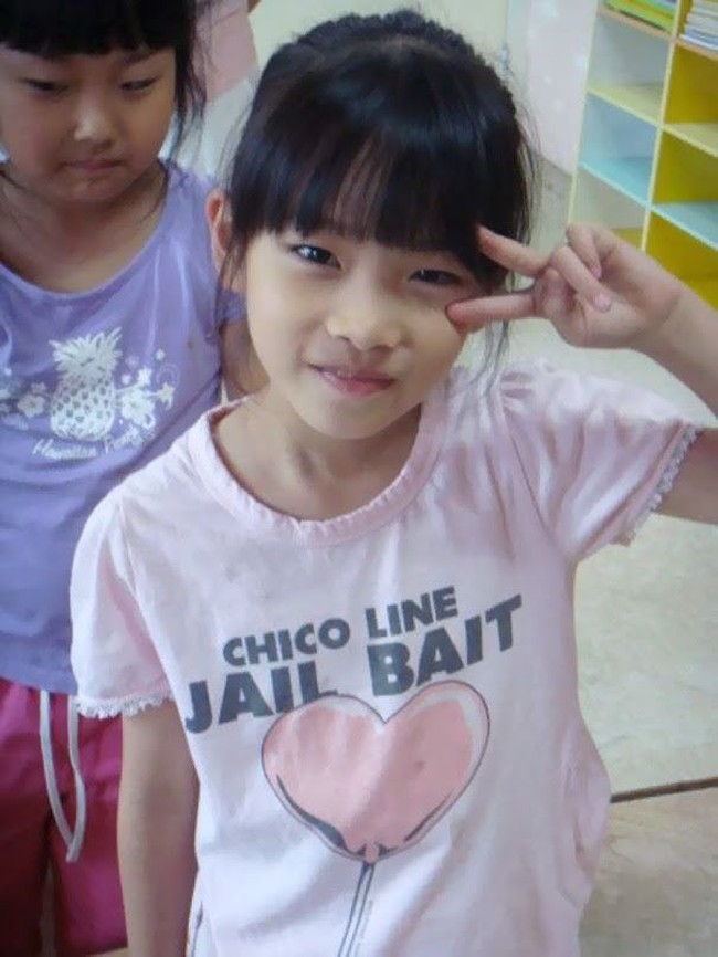 Baju bermakna seksual seperti ini sangat tidak cocok dipakai anak kecil. Para Orangtua, berhati-hatilah dalam pilih busana anak. Foto: Istimewa