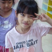 Baju bermakna seksual seperti ini sangat tidak cocok dipakai anak kecil. Para Orangtua, berhati-hatilah dalam pilih busana anak. Foto: Istimewa