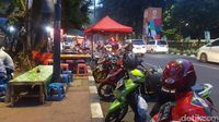 PKL di trotoar Jalan Asia-Afrika, Senayan, Jakarta.