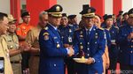 Saat Anies Dipanggul Para Pemadam di Momen Nyaris Seabad Damkar DKI