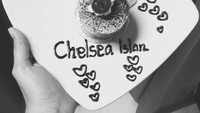 Wah, piring kecil berisi kue dan bertuliskan Good night, Chelsea Islan di hujani emotikon hati. Dari Daffa bukan, ya?  Foto: Intagram @chelseaislan