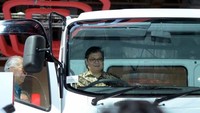 Menteri Perindustrian, Airlangga Hartarto menunjukkan ketertarikannya saat menjajal kendaraan komersial di hampir semua peserta GIICOMVEC 2018. Pool/Gaikindo.
