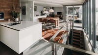 Di lantai pertama, terdapat ruang tamu, ruang makan, dan dapur yang tersorot langsung di bawah sinar matahari. Bagian teras luar terdapat ruang duduk untuk bisa menikmati pemandangan terbuka yang indah. Istimewa/Inhabitat