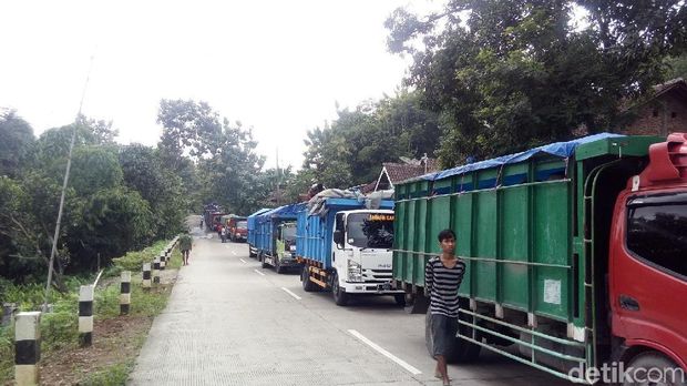 Semua kendaraan harus antre