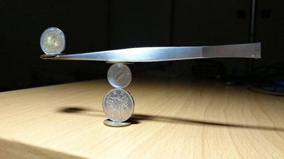 Hebat! Aksi Viral Seniman Susun Uang Koin Bertumpuk