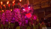 Para pembawa naga pink pun tidak ketinggalan. Walau anggotanya adalah ibu-ibu, tapi semangat tidak kalah dengan laki-laki dan anak muda (Randy/detikTravel)