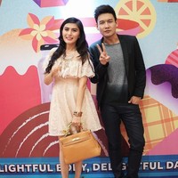 Berpose bersama artis Fendy Chow, Angela Lee terlihat feminin dengan dress renda dan tas Hermes Kelly Rp 150 jutaan. Foto: Instagram
