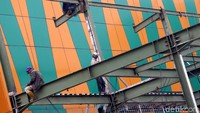 Pekerja melakukan pembongkaran Tempat Penampungan Sementara (TPS) Pasar Senen, Jakarta, Kamis (1/3).