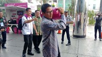 Wakil Gubernur DKI Jakarta Sandiaga Uno membuktikan sendiri ringannya tabung Bright Gas 5,5 kg. Pool/PT Pertamina.