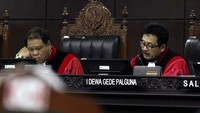 Putusan itu dibacakan Ketua MK Arief Hidayat dan Hakim Konstitusi I Dewa Gede Palguna, Rabu (28/2).