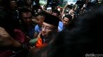 Foto: Ini Walkot Kendari dan Sang Ayah yang Dibawa ke Mobil Tahanan KPK
