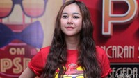 Aura memerankan sosok Fatimah, janda muda yang juga jadi judul lagu hits grup yang ngetop di era 80-an. Pool/Ismail/detikFoto.