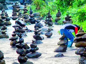Akhir Pekan Ini, Yuk Lihat Rock Balancing di Sukabumi