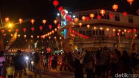 Sekitar 20.607 lampion menyebar di pusat Kota Singkawang. Kota ini pun berubah menjadi merah menyala layaknya di film-film laga Mandarin (Randy/detikTravel)