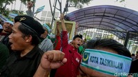 Massa mengecam KPU yang tidak meloloskan PBB sebagai peserta Pemilu 2019.