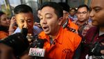 Foto: Ini Walkot Kendari dan Sang Ayah yang Dibawa ke Mobil Tahanan KPK