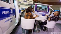 Belum lagi ditambahkan cylinder key di kedua sisi, awalnya hanya di kanan saja, tapi kemudian di bagian depan dan belakang kita upper size logo Suzuki.