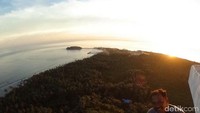 Menara NKRI berada Pulau Miangas di Desa Miangas, Kecamatan khusus Miangas, Kabupaten Kepulauan Talaud, Provinsi Sulawesi Utara.
