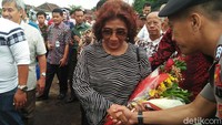 Susi menerima bunga saat tiba di Pelabuhan Perikanan Pantai (PPP) Bajomulyo, Kecamatan Juwana, Pati, Kamis (1/3/2018).