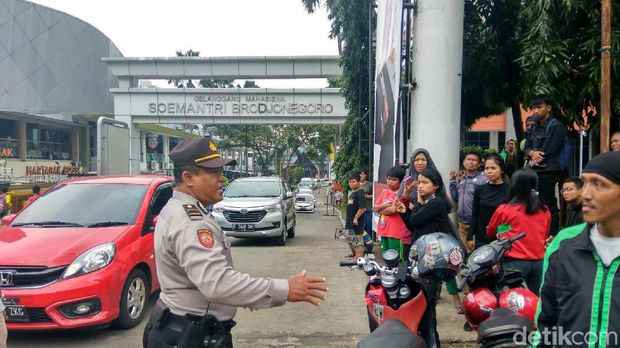 Polisi membubarkan warga yang menanti hujan uang di Kuningan, Jakarta Selatan