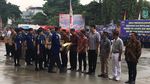 Gaya Anies Berseragam Biru Jadi Inspektur Upacara HUT Damkar